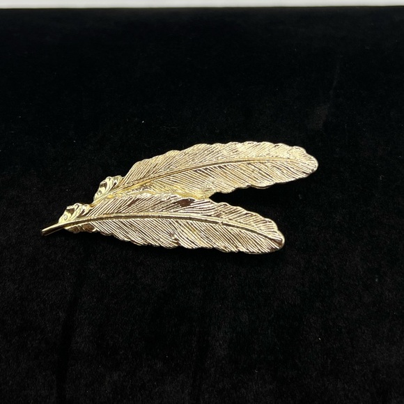 Vintage SIGNED GERRY’S Gold Tone Floral Leaf Brooch - Picture 1 of 3